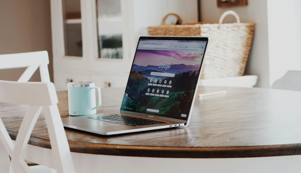 Sala de estar com dispositivos conectados a um roteador WiFi 6, como TV 4K, laptop e smartphone, mostrando cobertura ampla