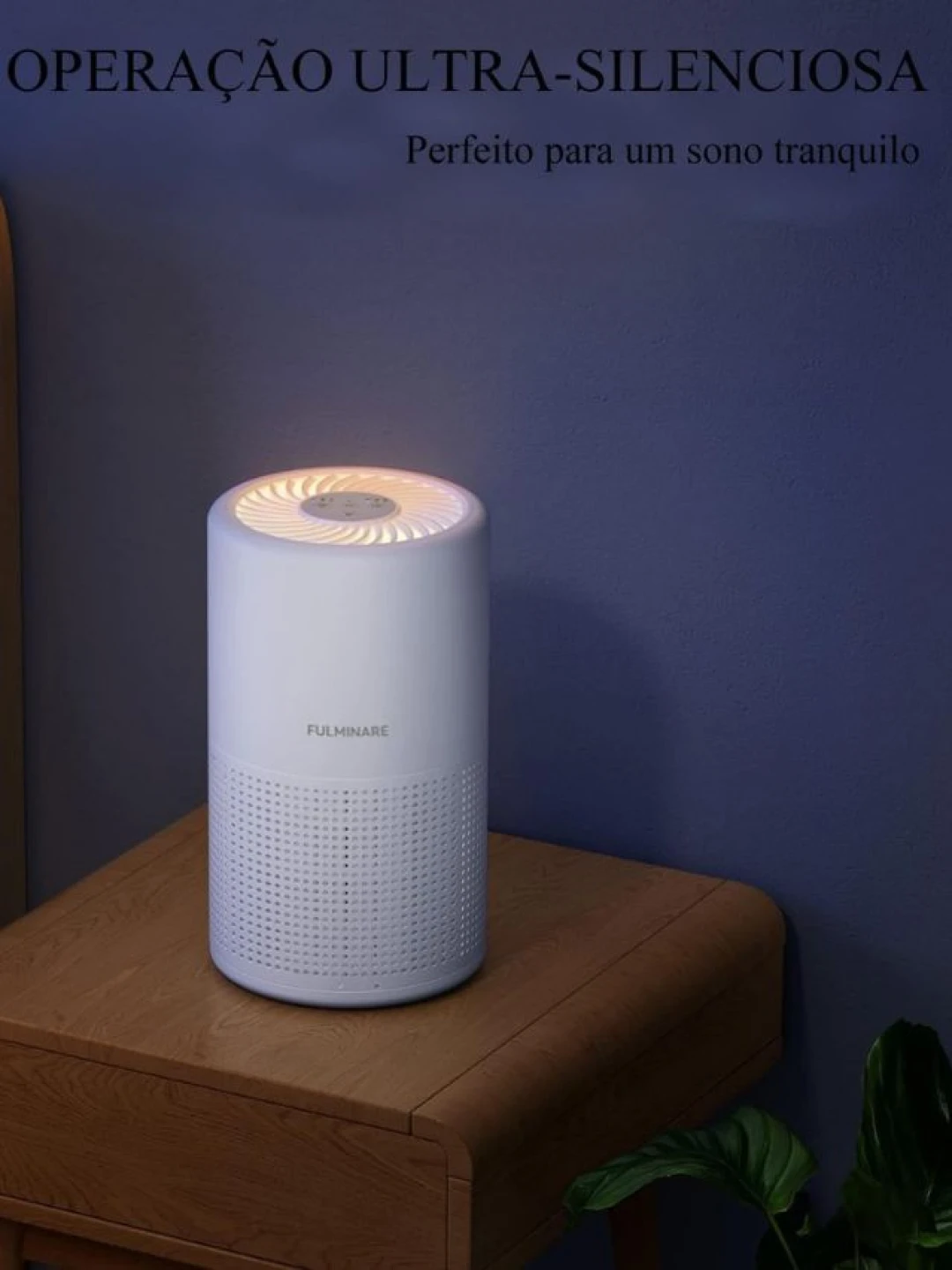 Um purificador de ar portátil da marca Fulminare em operação ultra-silenciosa, posicionado sobre uma mesa de madeira em um quarto com uma planta ao lado