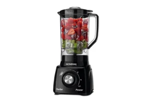 Liquidificador Mondial Turbo Power L-99 em funcionamento preparando vitamina de morango com gelo