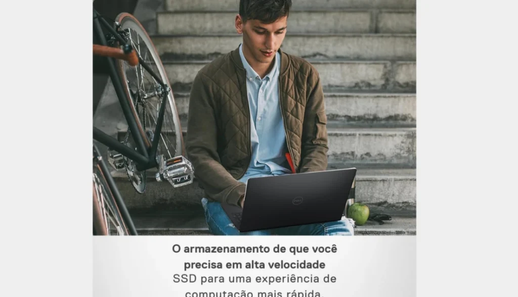 Homem usando o Notebook Dell Inspiron em ambiente externo, aproveitando a velocidade do SSD.